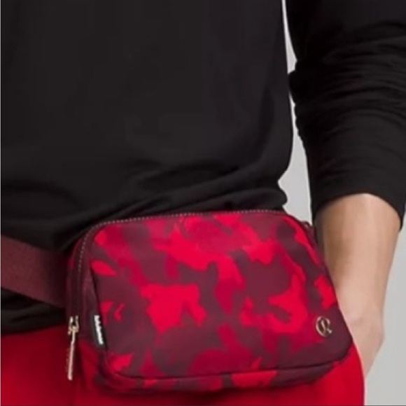 lululemon Everywhere Belt Bag Lunar New Year Red/Black - Picture 3 of 6